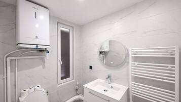 Een douche, een haardroger, handdoeken