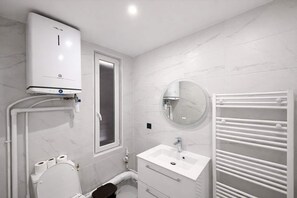 Een douche, een haardroger, handdoeken