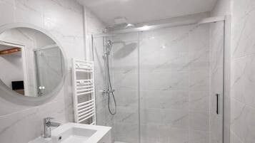 Ducha, secador de pelo, toallas