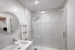 Dusche, Haartrockner, Handtücher, Shampoo