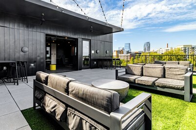 Downtown Nashville 2BR Condo | Balcony & Parking Near Broadway