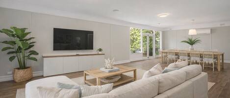 TV connectée, lecteur de DVD, livres, chaîne hi-fi