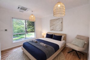 5 chambres, fer et planche à repasser, lit de bébé portatif