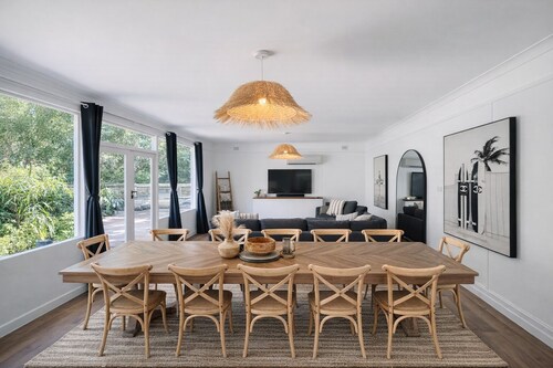 Wave & Willow Retreat- Sleeps 16 & 5 mins to beach