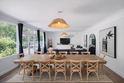 Wave & Willow Retreat- Sleeps 16 & 5 mins to beach