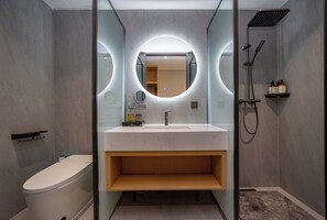 スーペリア ダブルルーム | バスルーム | バスアメニティ (無料)、ヘアドライヤー、スリッパ、タオル