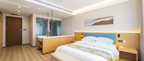 Habitación doble romántica | Escritorio, cortinas blackout y tabla de planchar con plancha