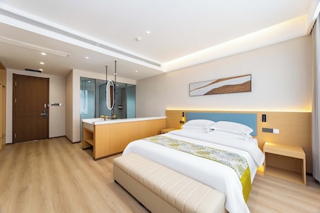 Romantic Double Room | Desk, blackout drapes, iron/ironing board, free WiFi. Shiershan Yuntang Hotel