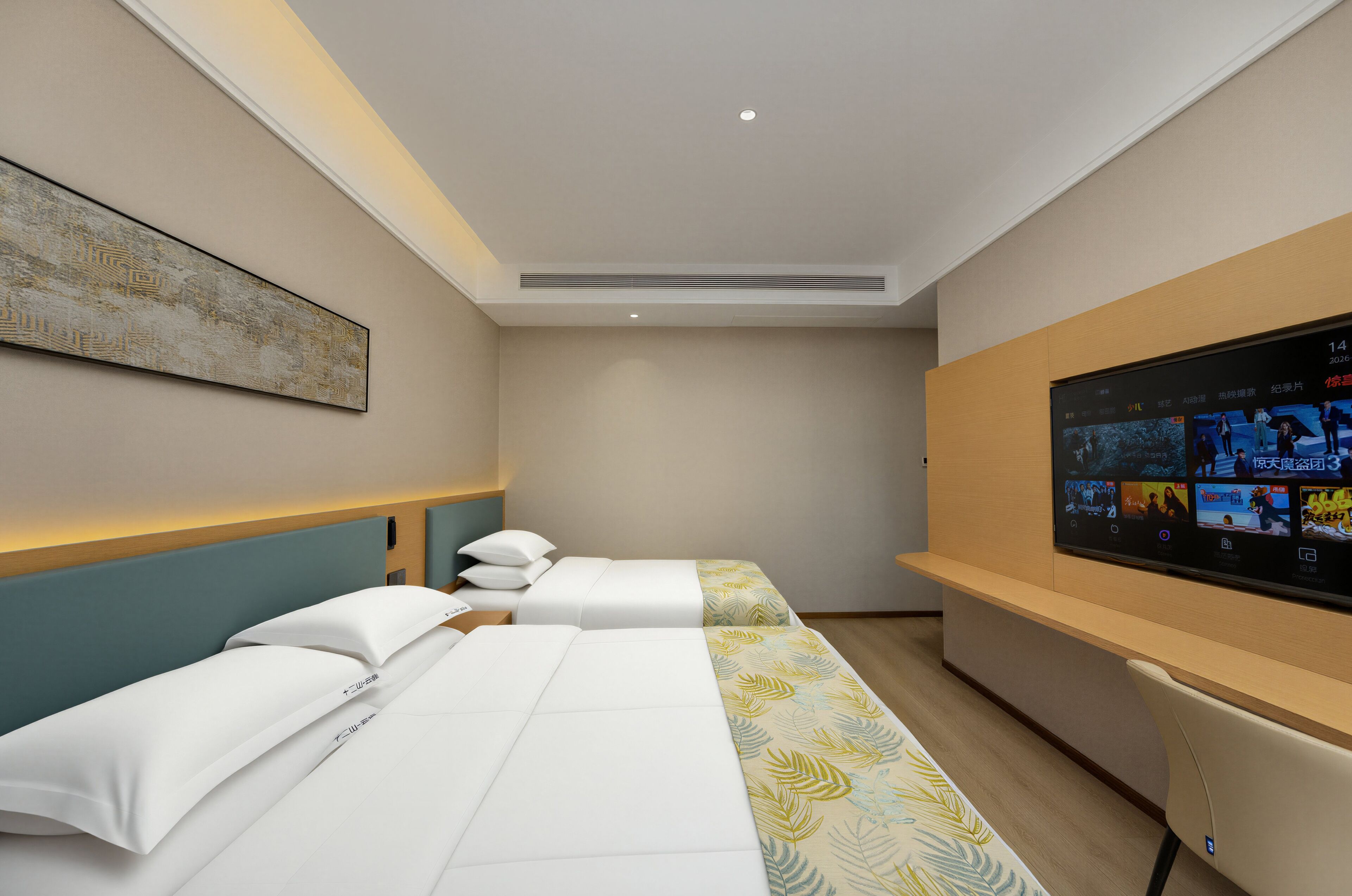 Quarto de hotel com uma cama, uma televisão fixada na parede e um quadro na parede.