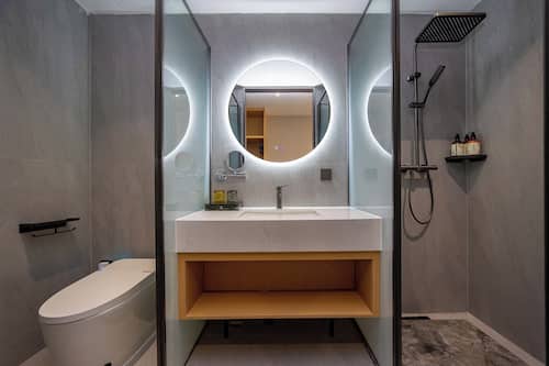 Business Twin Room | Bathroom | Free toiletries, hair dryer, slippers, towels