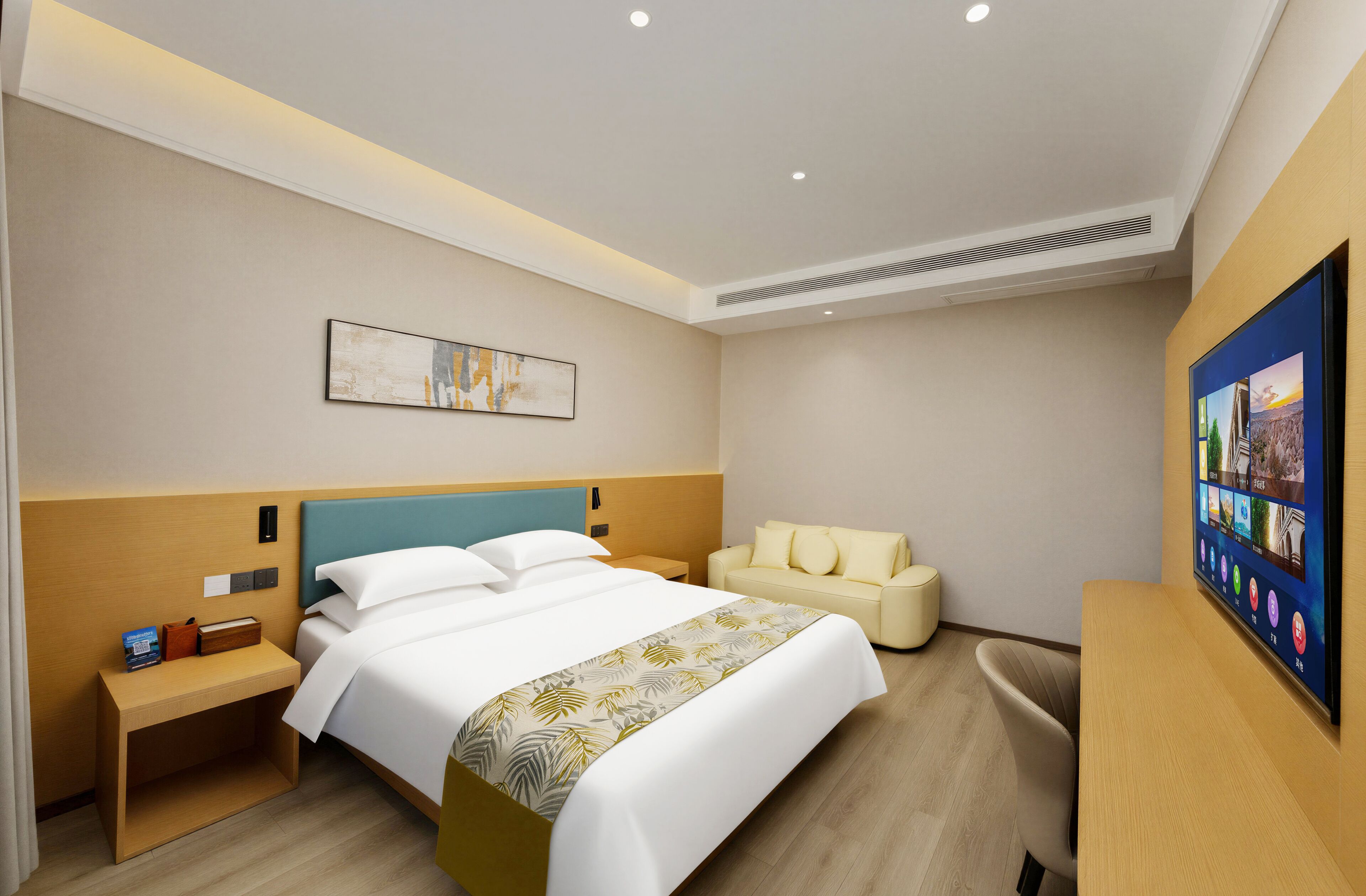 Una habitación de hotel con cama, mesita de noche y sofá.