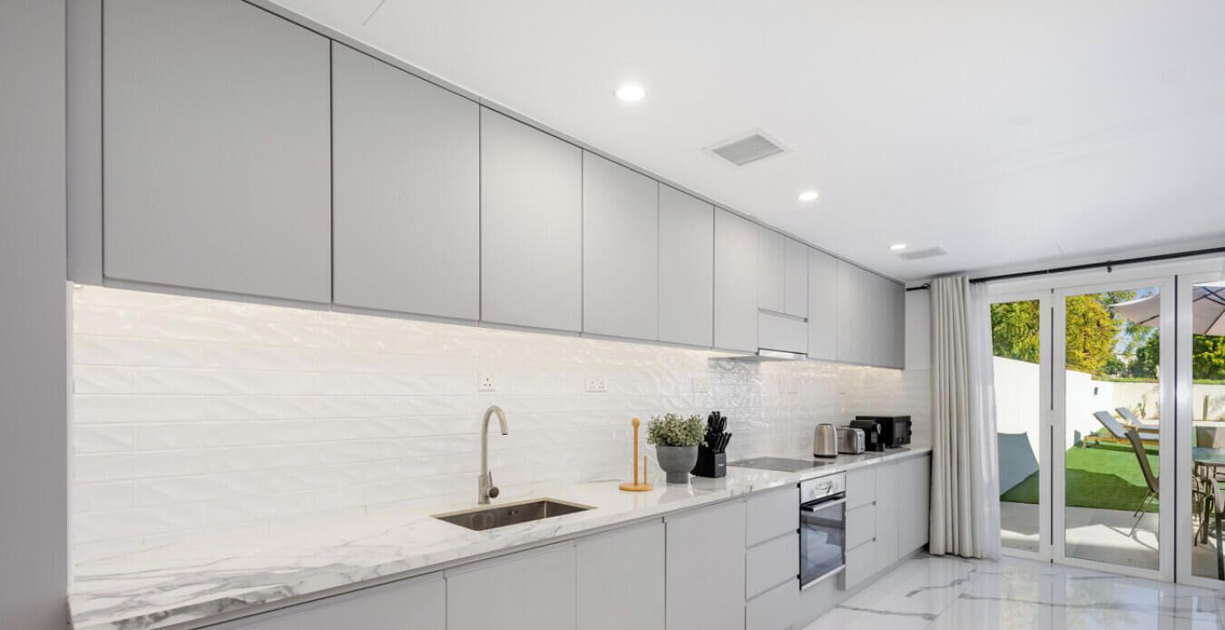 Kylskåp, mikrovågsugn, ugn och spishäll