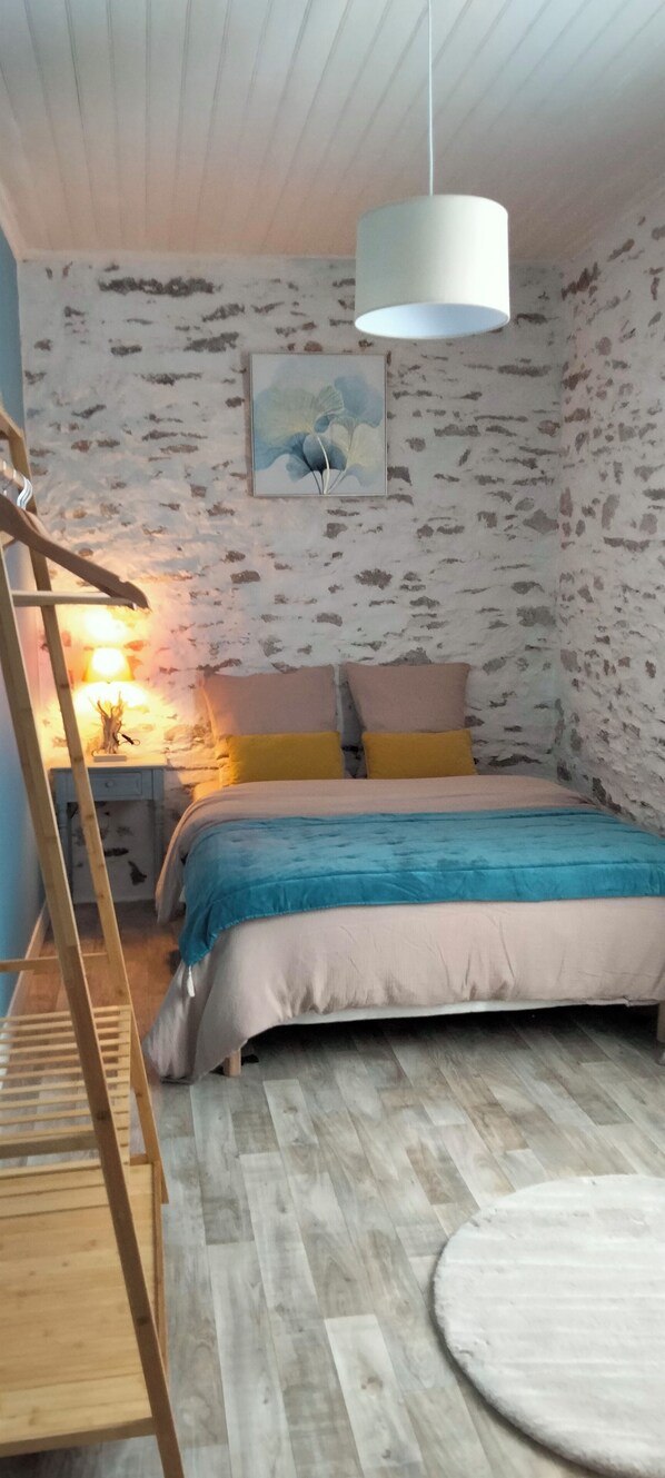 2 habitaciones, tabla de planchar con plancha, wifi y ropa de cama