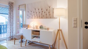 A room with a white desk, a lamp, a mirror, and a view through a window. - Black Forest Apartment "Onkel Franz" for 4 Guests & Baby, Pets Welcome, Near Europa Park (Ohlsbach)
