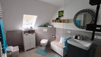 Dusche, Haartrockner, Handtücher