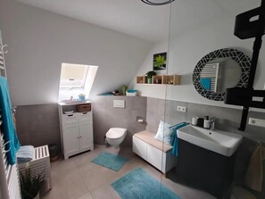 Dusche, Haartrockner, Handtücher