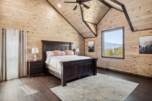 5 bedrooms, iron/ironing board, travel cot, free WiFi - Mountain View + Loft + Game Room + Hot Tub | Near Gatlinburg | Vixen Run Lodge (Gatlinburg)