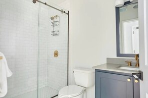 Dusj, hårføner og håndklær