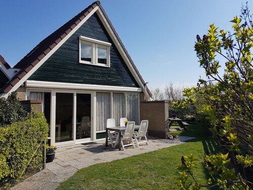 Holidayhome close to the beach, fenced garden & dog welcome