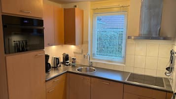 Een koelkast, een magnetron, een oven, een kookplaat