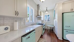Coffee/tea maker, fridge, microwave, oven - Historic & Lovely - Huge Backyard, Mother-In-Law Apt out back! (Sarasota)
