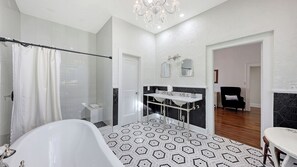 Shower, hair dryer, towels, soap - Historic & Lovely - Huge Backyard, Mother-In-Law Apt out back! (Sarasota)