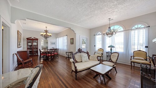 Historic & Lovely - Huge Backyard, Mother-In-Law Apt out back!