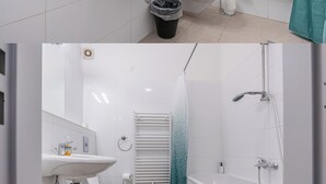Basic Apartment | Bathroom | Combined shower/tub, free toiletries, hair dryer, towels - Charming 2BR Apt Vienna Long Stay (Vienna)
