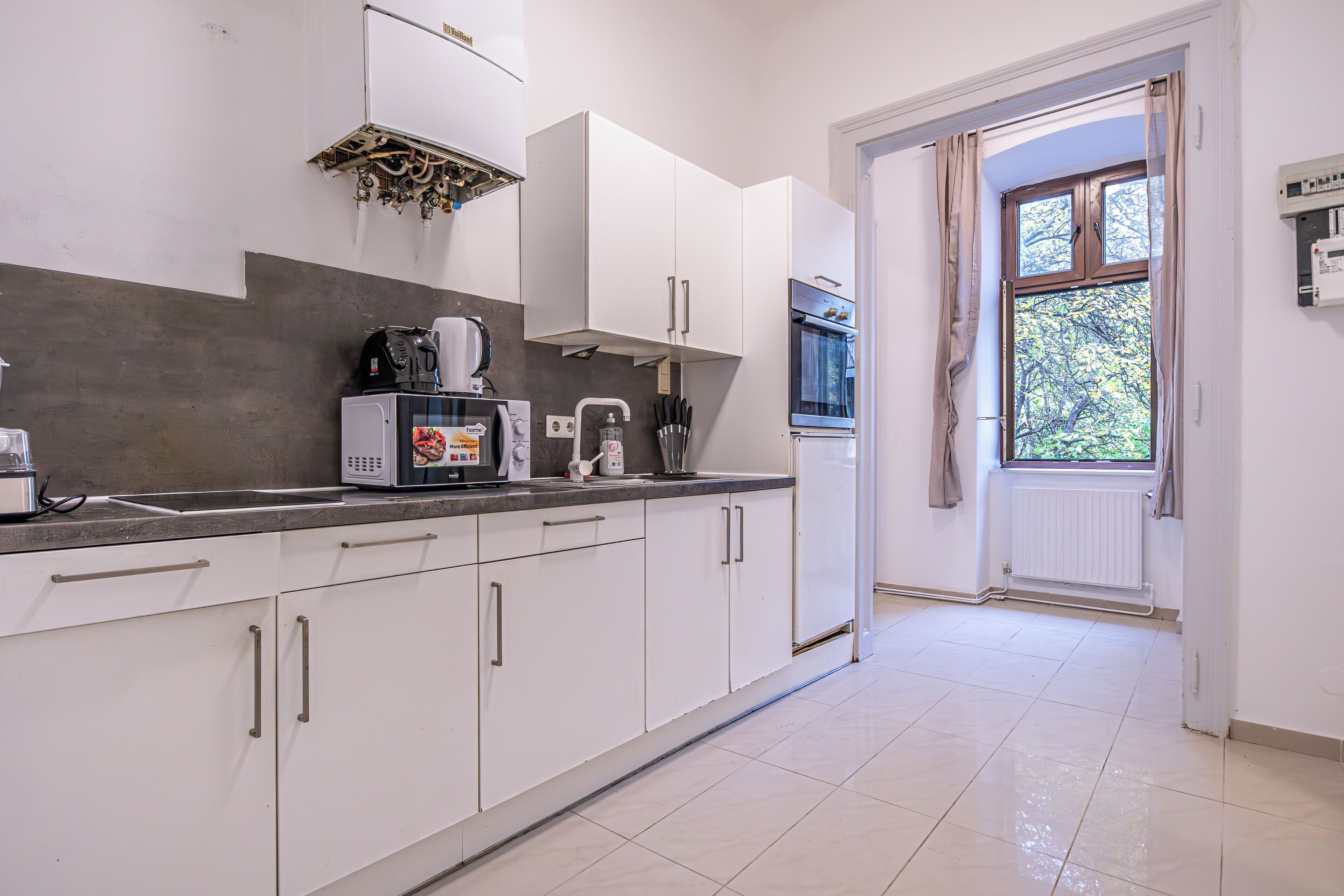 ベーシック アパートメント | 専用キッチン | 冷蔵庫、電子レンジ、コンロ、調理器具と食器