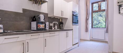 Apartamento básico | Cozinha privada | Geladeira, micro-ondas, cooktop, talheres/pratos/utensílios de cozinha