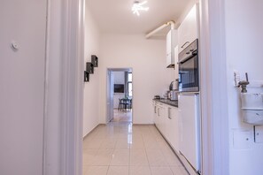 Basic Apartment | Private kitchen | Fridge, microwave, stovetop, cookware/dishes/utensils - Charming 2BR Apt Vienna Long Stay (Wien)