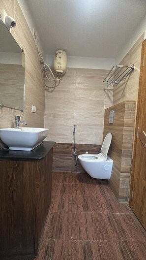 Deluxe Room | Bathroom | Shower, towels, soap, shampoo - Hotel Serai (Udaipur)