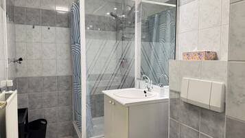 Douche, sĂšche-cheveux