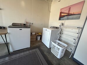 Interior - New Chic Joshua Tree Retreat Home w/ Stargazing•Hot Tub+Art room/Game Room+Views (Twentynine Palms)