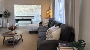 TV, fireplace - New Chic Joshua Tree Retreat Home w/ Stargazing•Hot Tub+Art room/Game Room+Views (Twentynine Palms)