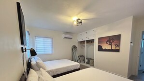 2 bedrooms, iron/ironing board, WiFi, bed sheets - New Chic Joshua Tree Retreat Home w/ Stargazing•Hot Tub+Art room/Game Room+Views (Twentynine Palms)