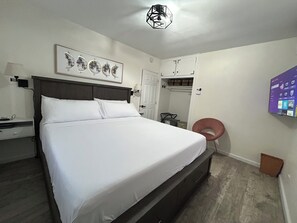 2 bedrooms, iron/ironing board, WiFi, bed sheets - New Chic Joshua Tree Retreat Home w/ Stargazing•Hot Tub+Art room/Game Room+Views (Twentynine Palms)