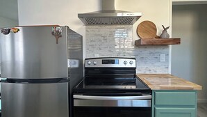 Microwave, oven, stovetop, dishwasher - New Chic Joshua Tree Retreat Home w/ Stargazing•Hot Tub+Art room/Game Room+Views (Twentynine Palms)