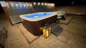 Outdoor spa tub - New Chic Joshua Tree Retreat Home w/ Stargazing•Hot Tub+Art room/Game Room+Views (Twentynine Palms)