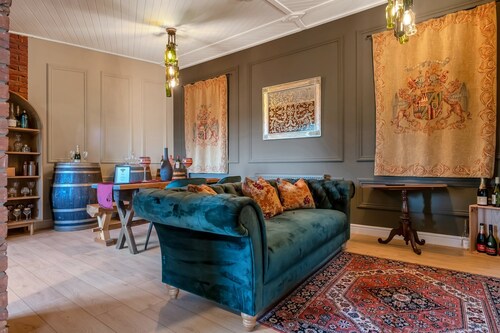 Pools Cottage 4 Winery-Inspired Countryside Stay
