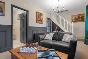 Interior - Pools Cottage 3 Billards Room-Games & Sports Court (Warwickshire)