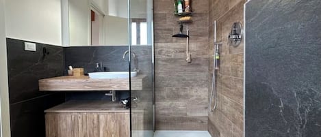 Douche, sĂšche-cheveux, bidet, serviettes fournies
