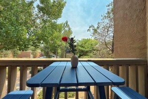 Outdoor dining - Modern Nambé Condo: Pool, Gym & Gated, Minutes to Downtown SF (Santa Fe)