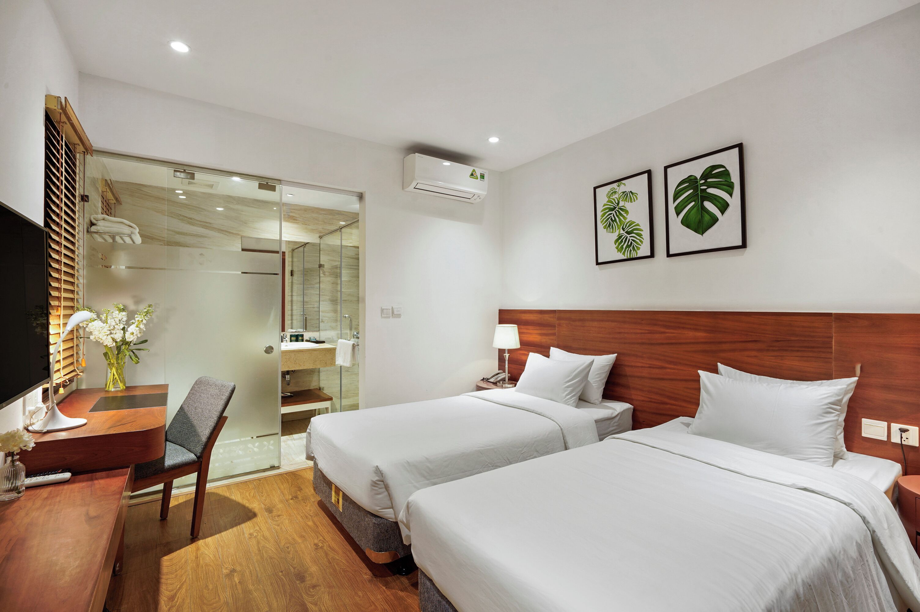 ห้องดีลักซ์ทวิน | ผ้านวมขนเป็ด, ตู้นิรภัยในห้องพัก, โต๊ะทำงาน, ห้องเก็บเสียง