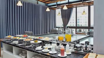 Café da manhã com buffet grátis todos os dias