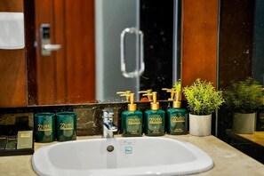 Superior Double Room | Bathroom | Slippers - 22Land Classic Suites (Cau Giay)
