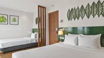 Familieværelse - byudsigt | Pengeskab på værelset, lydisolering, strygejern/strygebræt, gratis Wi-Fi