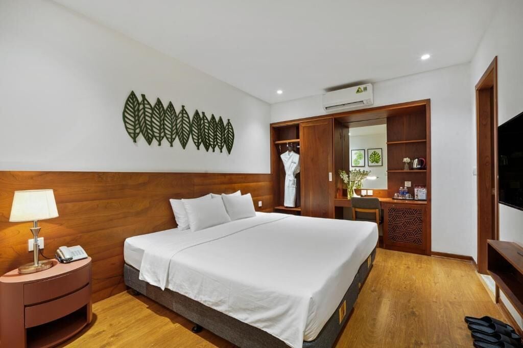 Deluxe Double Room | Down comforters, in-room safe, desk, soundproofing