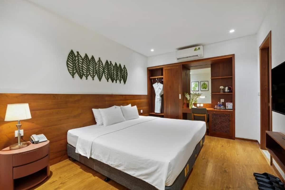 Deluxe Double Room | Down comforters, in-room safe, desk, soundproofing