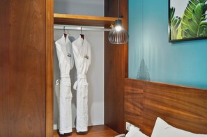 Junior-dobbeltværelse | Dundyner, minibar, pengeskab på værelset, mørklægningsgardiner